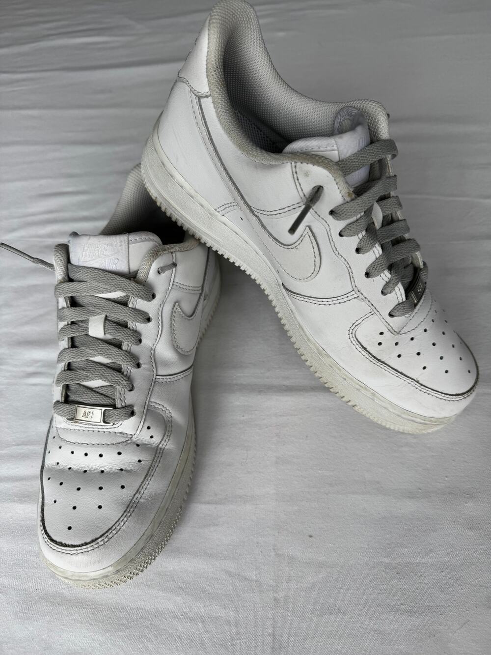 Nike Air Force 1 ’07 White Low Top Sneakers Gray Laces Men’s Size 8